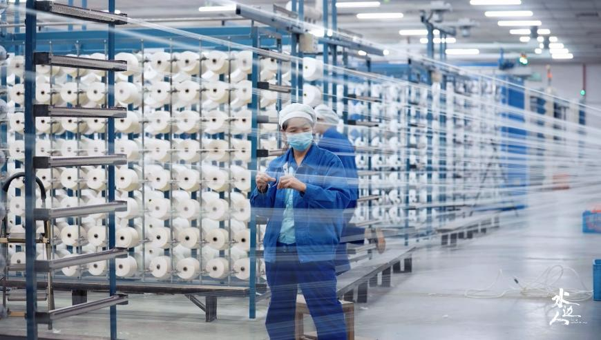 2025今晚澳门开奖结果查询表2,新疆游客拍到公路上狼群逐鹿,精准解释落实的人生哲理_黄金版V14.71