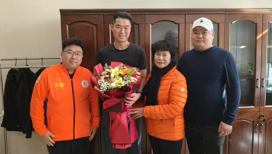 澳彩正版资料综合资料,哪吒2登顶中国香港单日票房榜,经典解释落实_纪念版V13.16